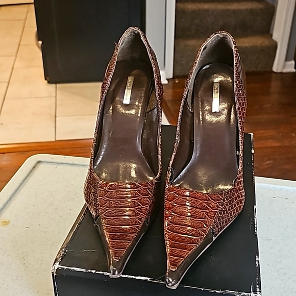 Michael Antonio Designer Shoes, Sz 8.5, Brown Patent Leather, Pointy Toe, 4" Hee - Picture 2 of 12